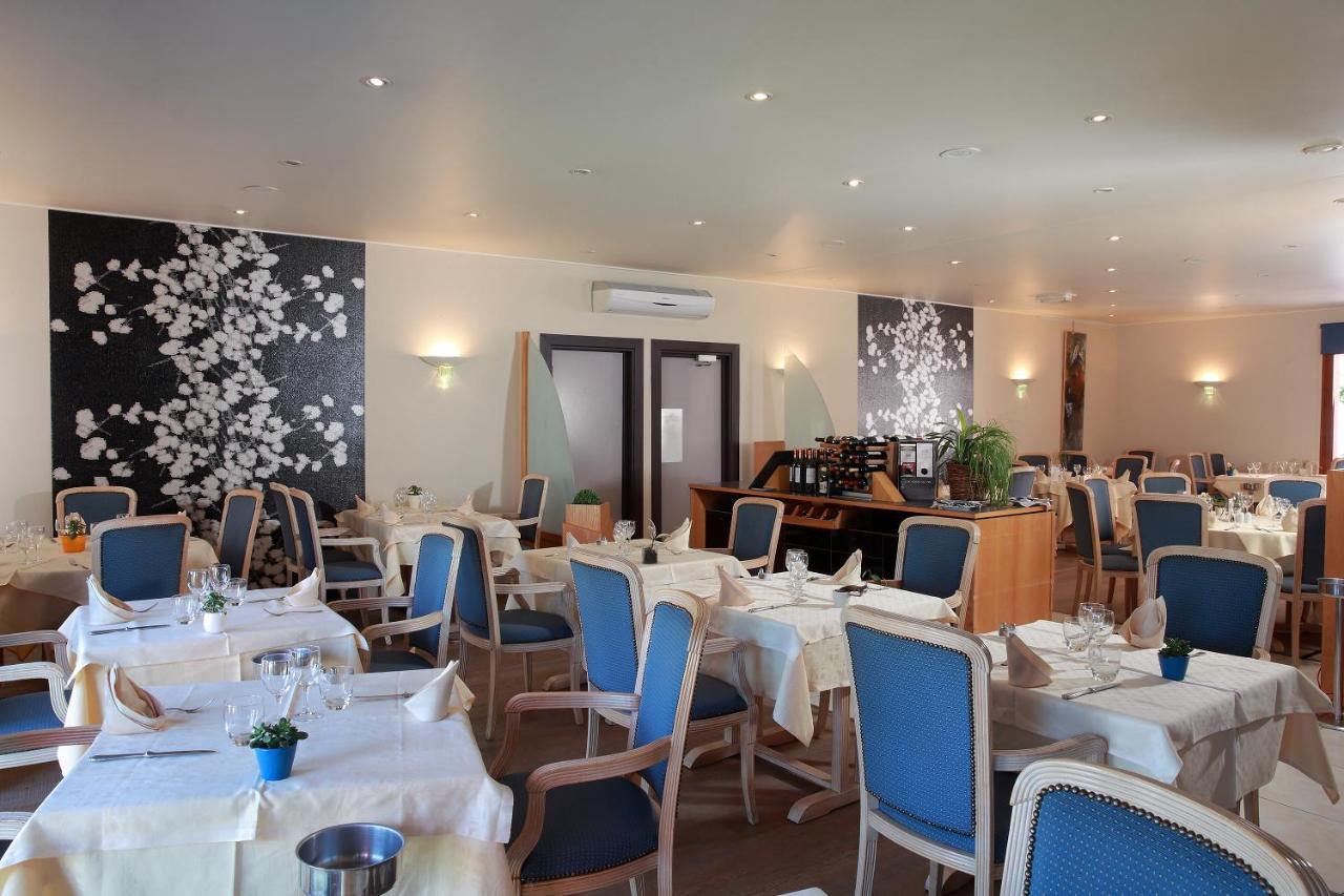 Logis Le Luth Hotel Mirecourt Екстериор снимка