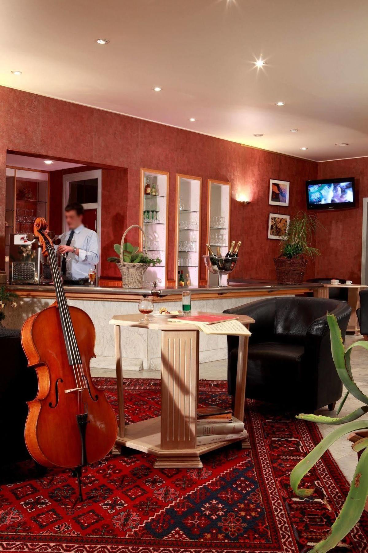 Logis Le Luth Hotel Mirecourt Екстериор снимка