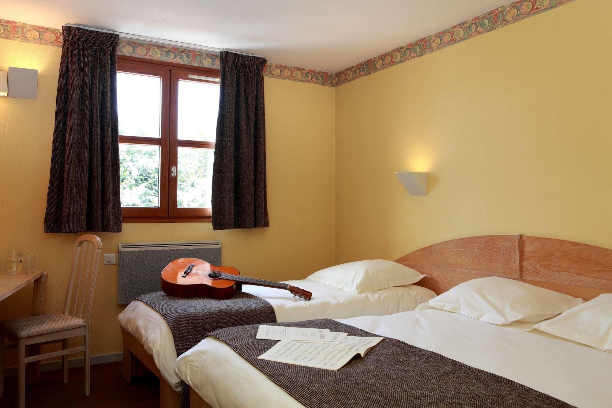 Logis Le Luth Hotel Mirecourt Екстериор снимка