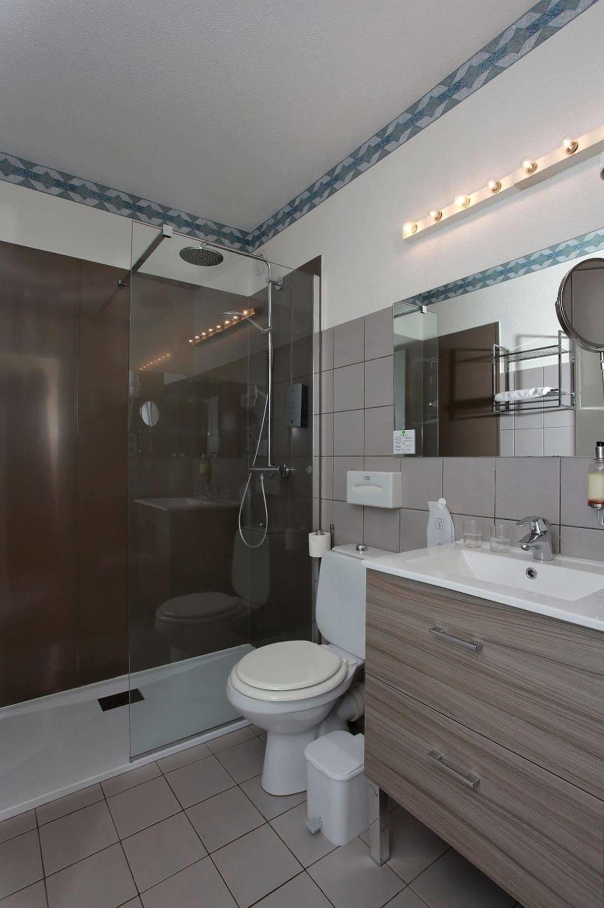 Logis Le Luth Hotel Mirecourt Екстериор снимка