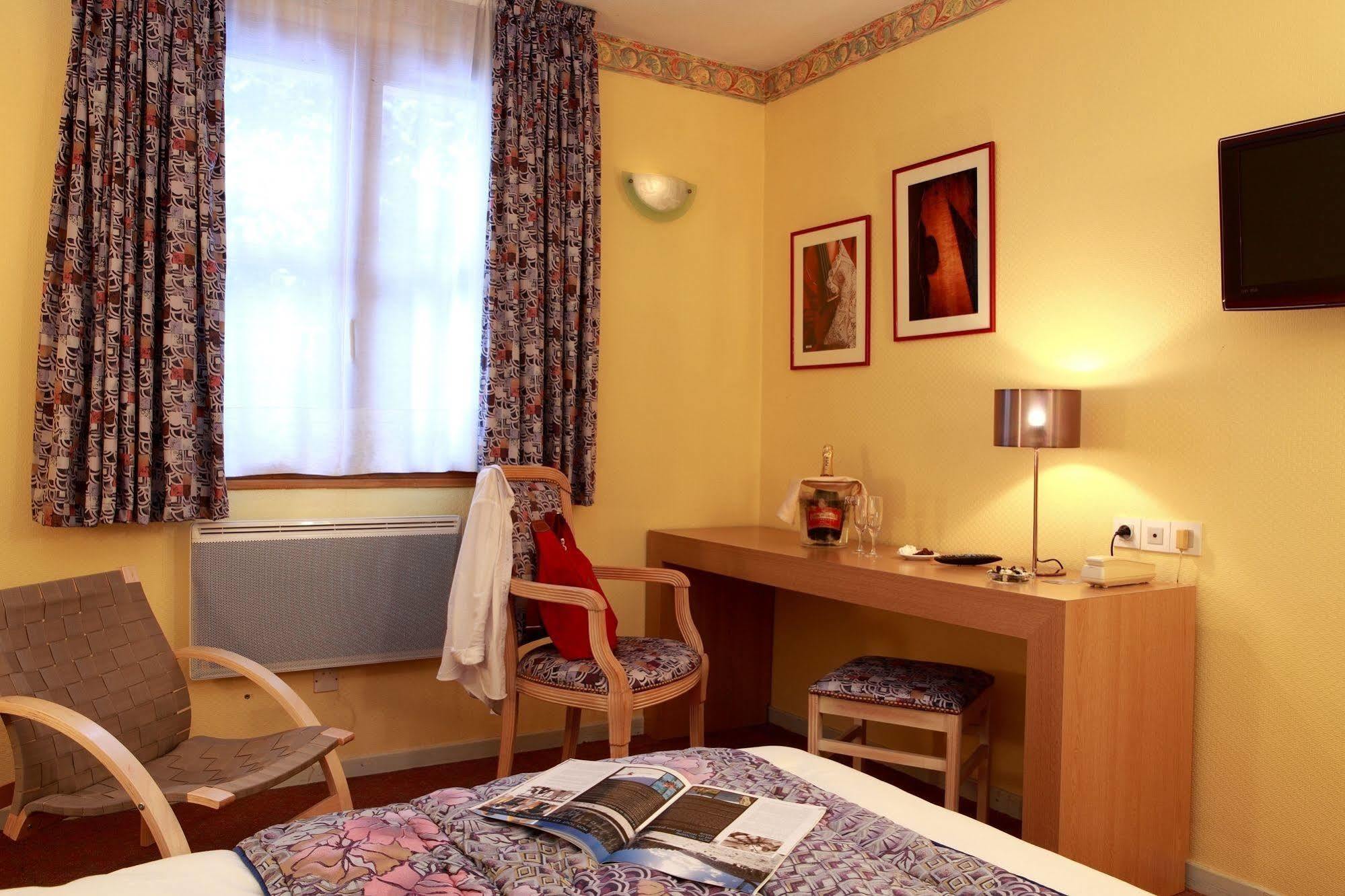 Logis Le Luth Hotel Mirecourt Екстериор снимка