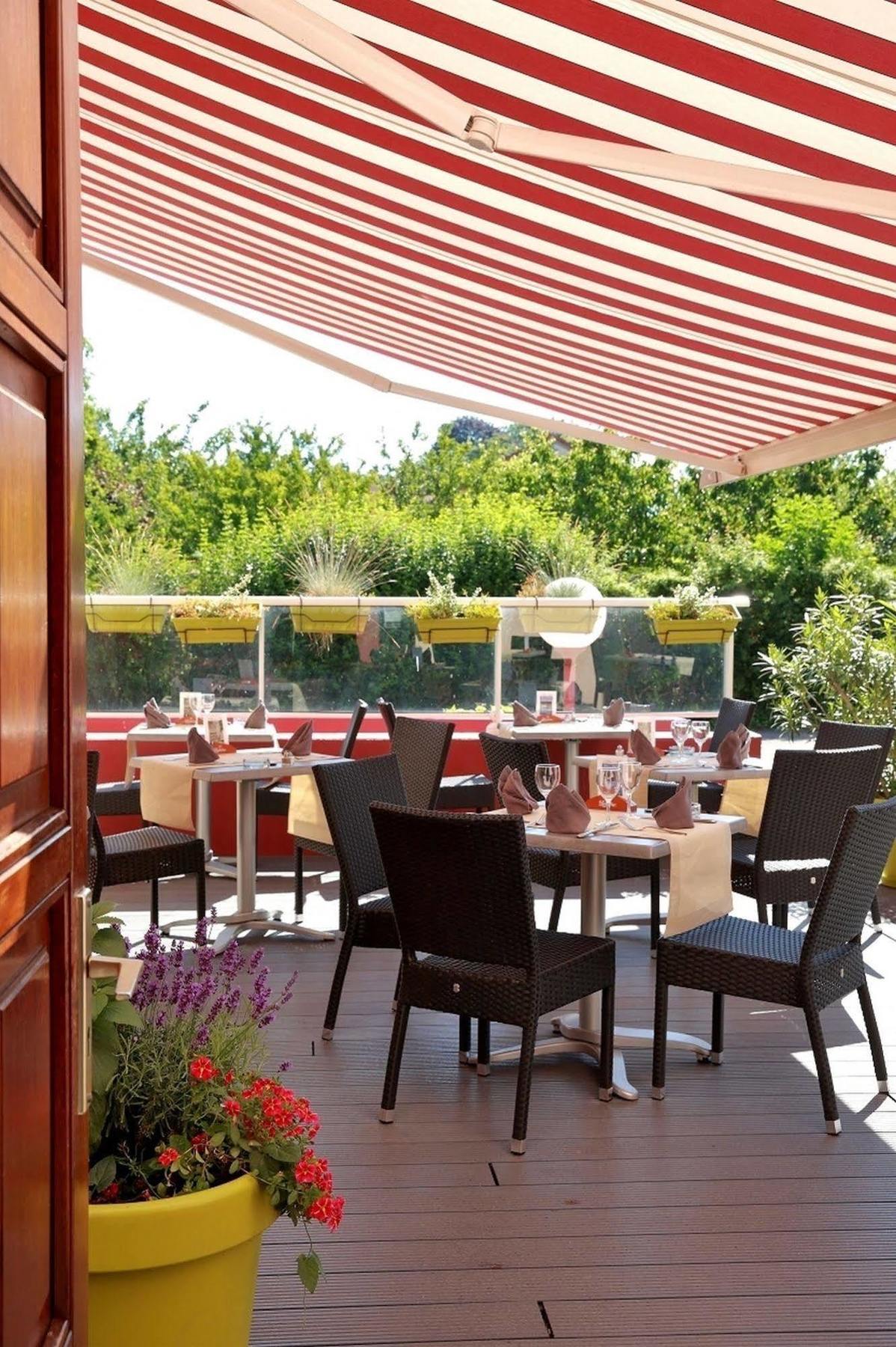 Logis Le Luth Hotel Mirecourt Екстериор снимка