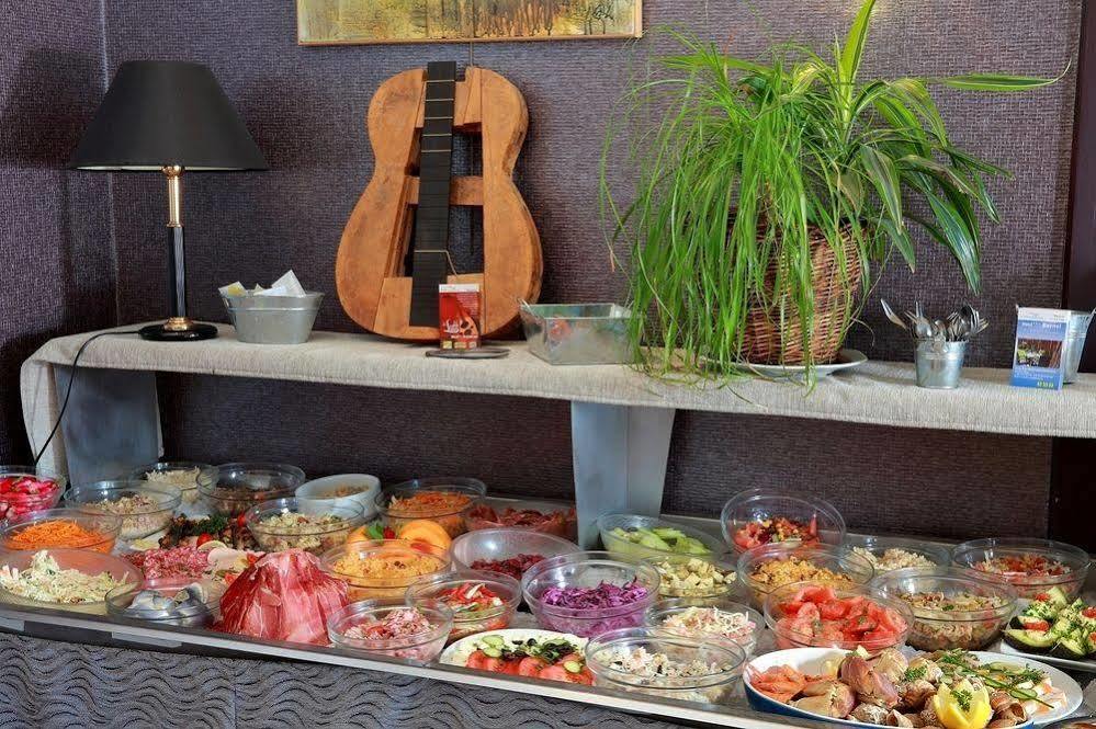 Logis Le Luth Hotel Mirecourt Екстериор снимка