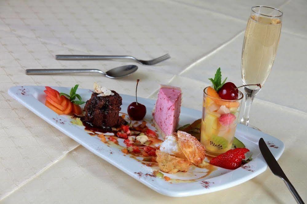 Logis Le Luth Hotel Mirecourt Екстериор снимка
