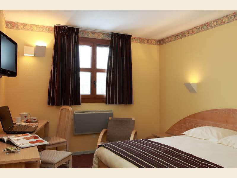 Logis Le Luth Hotel Mirecourt Екстериор снимка